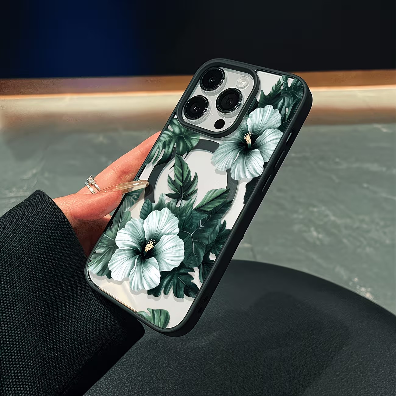 غطاء هاتف شفاف بتصميم زهور خضر - مراجعة Apple Iphone 15 Pro Max وسعره