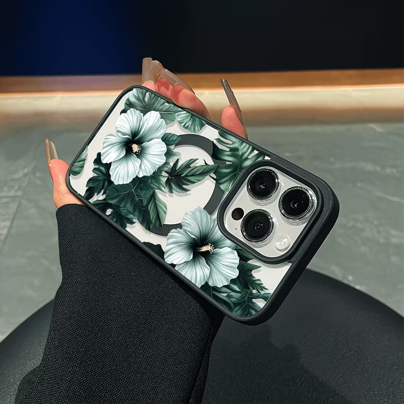 غطاء هاتف شفاف بتصميم زهور خضر - مراجعة Apple Iphone 15 Pro Max وسعره